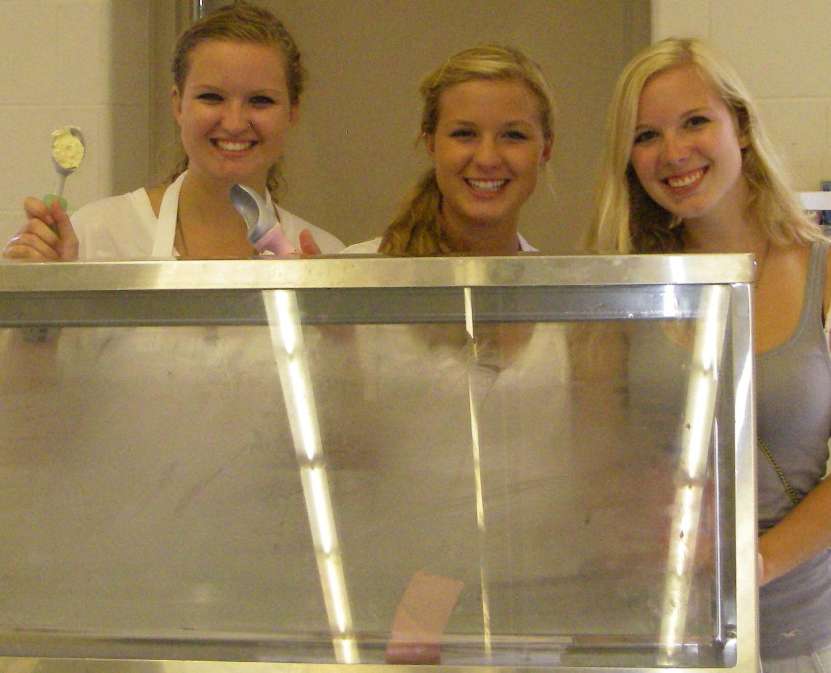 Volunteer Scoopers Olivia, Abby & Sophie Roos